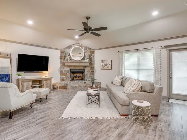 3332 White Horse Dr, Granbury, TX 76049