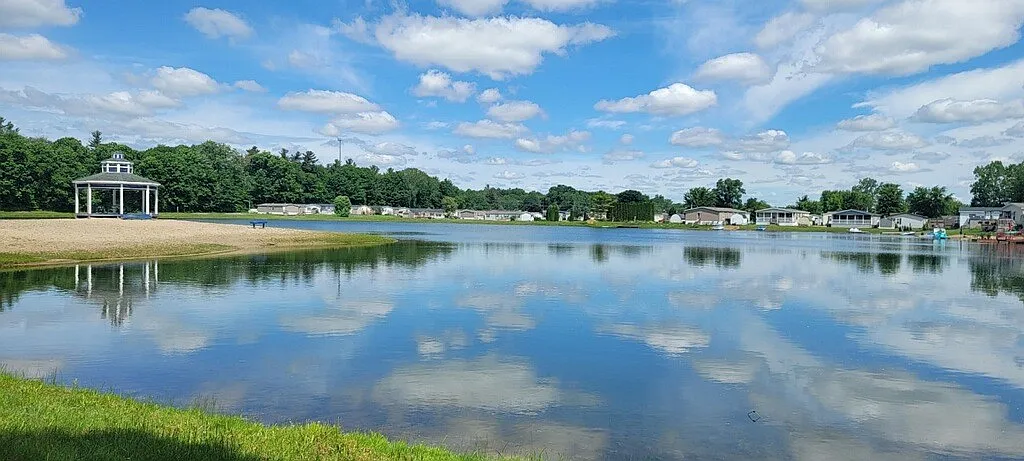 Pinewood on the Lake — Photo 2