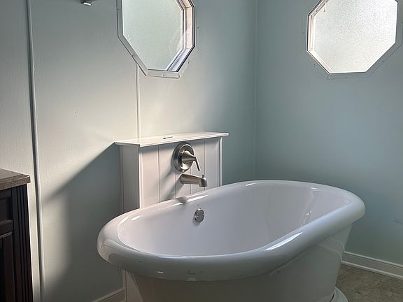 MASTER BATH SOAKING TUB