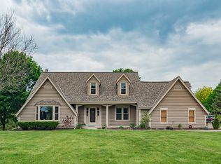 N33W23399 Greenbriar Ct, Pewaukee, WI 53072