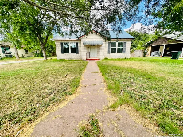 614 N JOHNSON ST, Karnes City, TX 78118