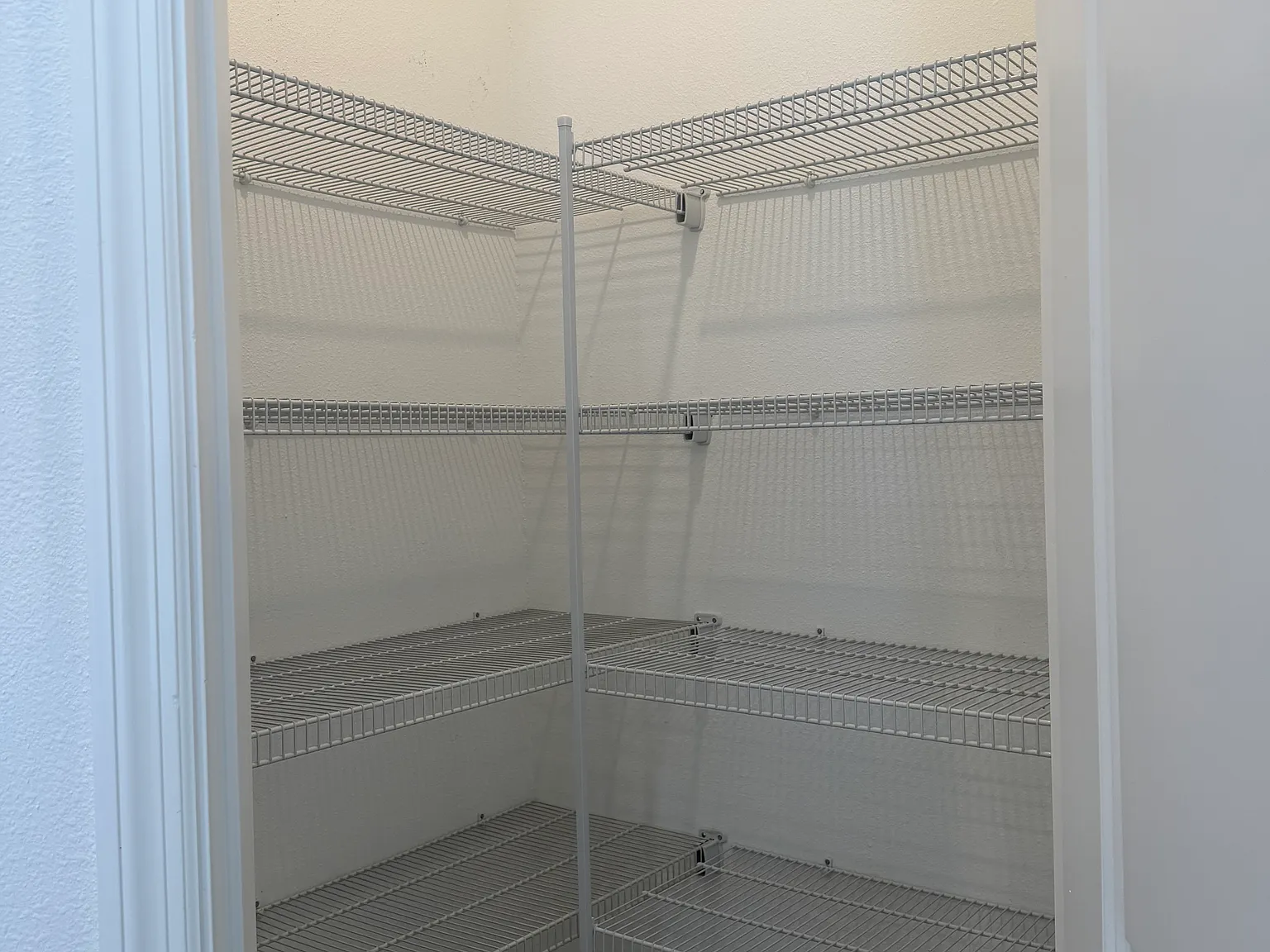 3 bed, 1373 sqft, $2,300 — Photo 4