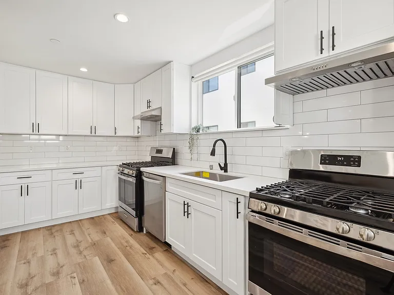 1326 W 35th Pl — Photo 8