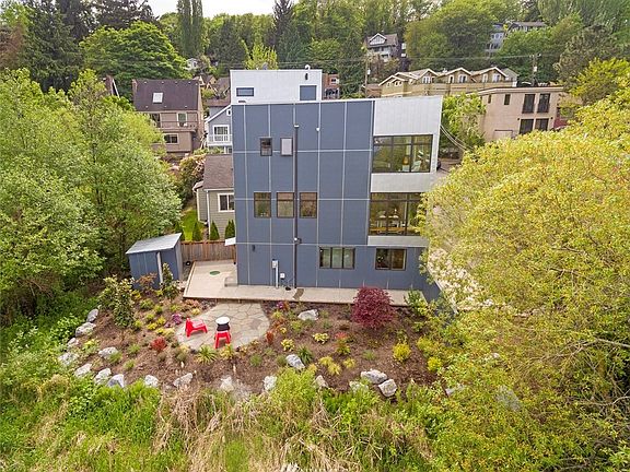 2nd image of 2518 Everett Avenue E