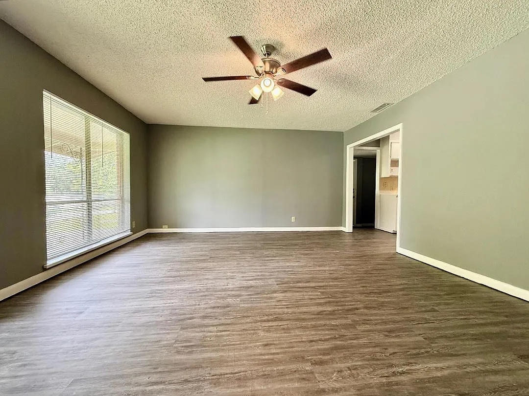3 bed, 1.5 bath, 1182 sqft, $1,550 — Photo 2