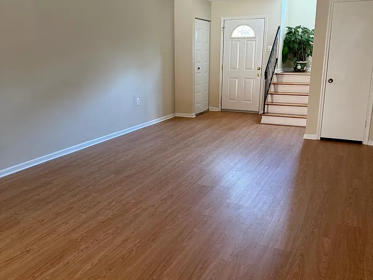 2 Lafayette Ln — Photo 2