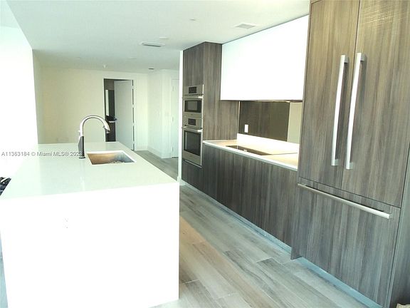 4th image of 488 NE 18th St Unit 2915
