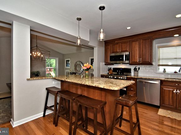 5th image of 341 Cambridge Ln