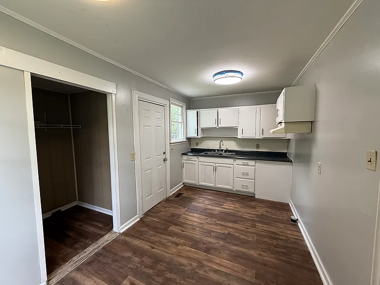 2206 Hawthorne Ave — Photo 4