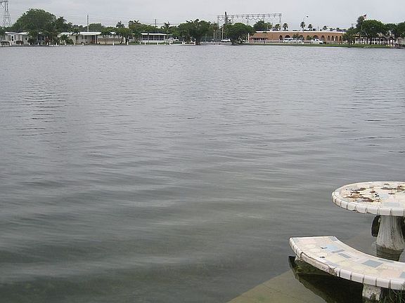 3rd image of 2941 Lakeshore Dr