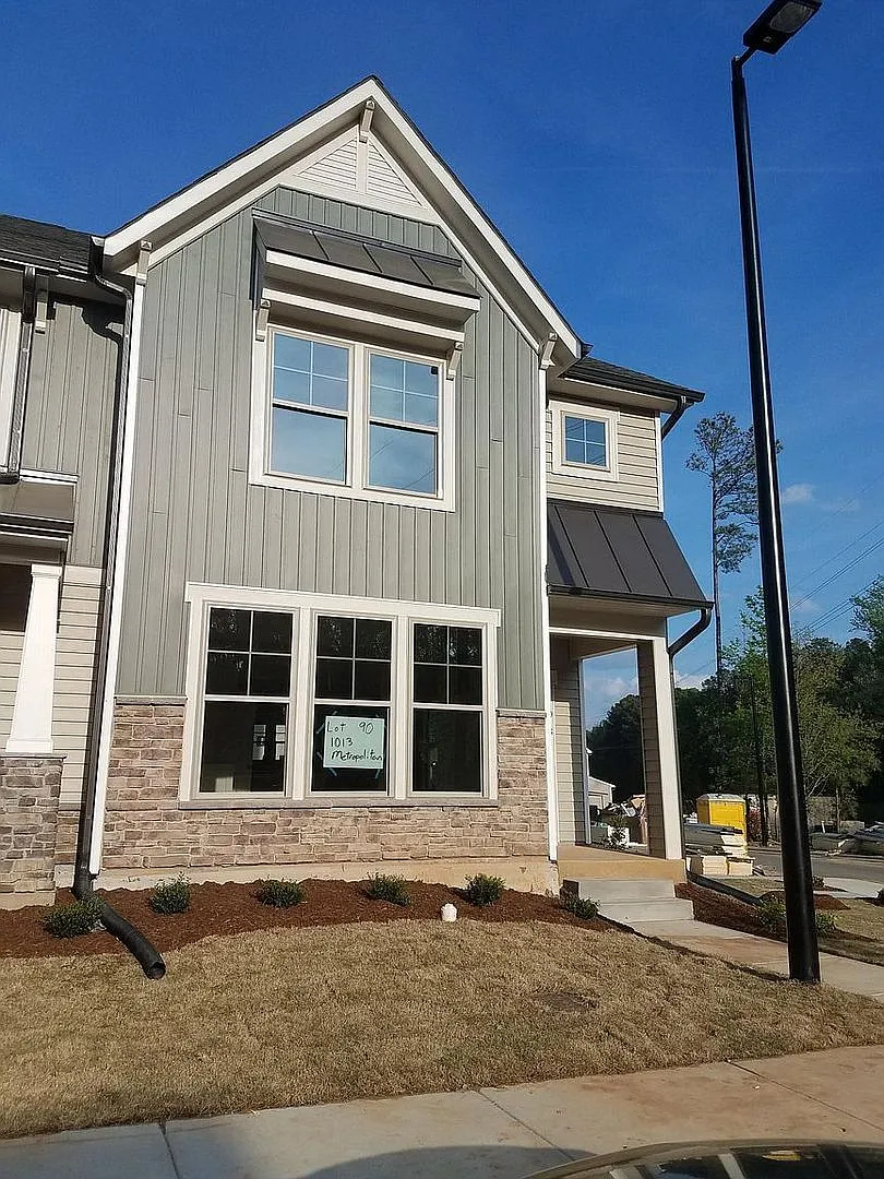 Room in 3 Bedroom Townhome at Metropolitan Dr — Photo 1