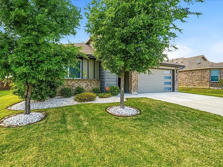 1513 Hulen Park Trl — Photo 2