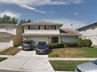8726 W Bruce Dr, Niles, IL 60714