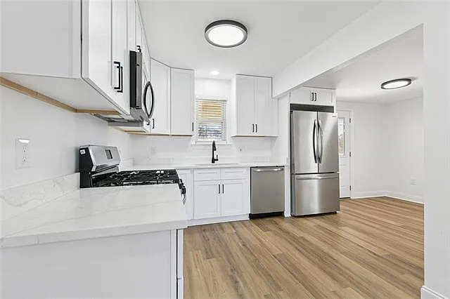 1381 Maplewood Dr — Photo 4