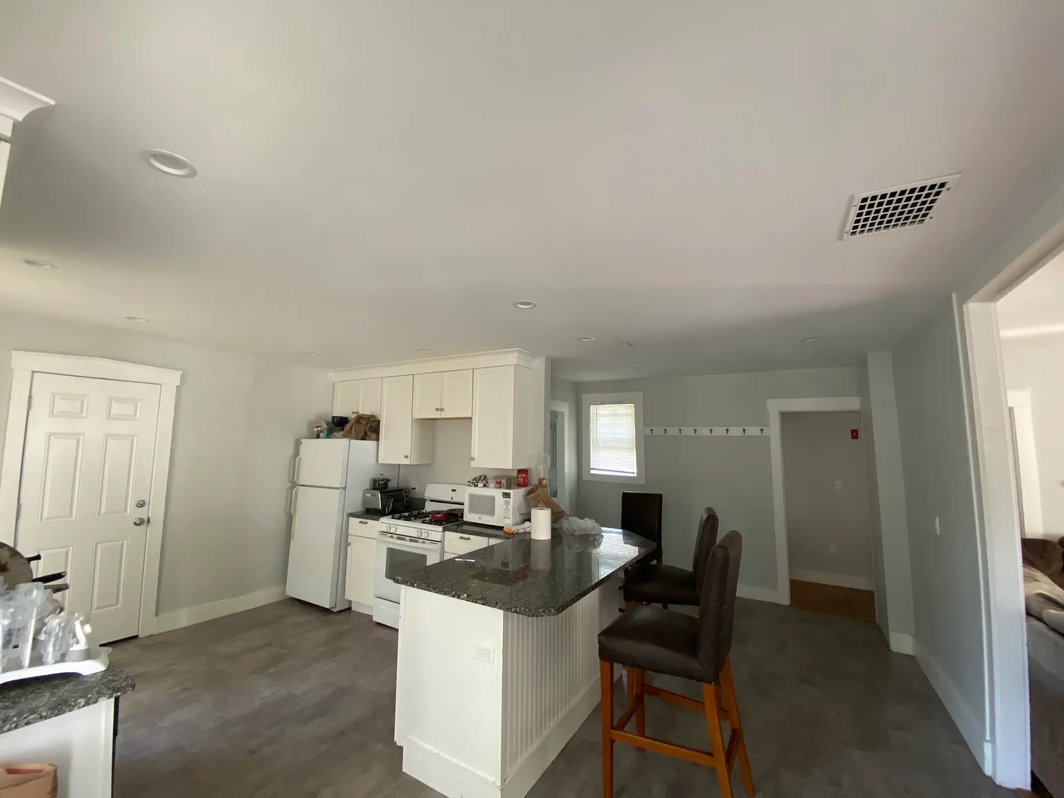 6 bed, 2500 sqft, $3,000 — Photo 2