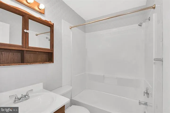 3 bed, 1.5 bath, 1276 sqft, $2,250 — Photo 4