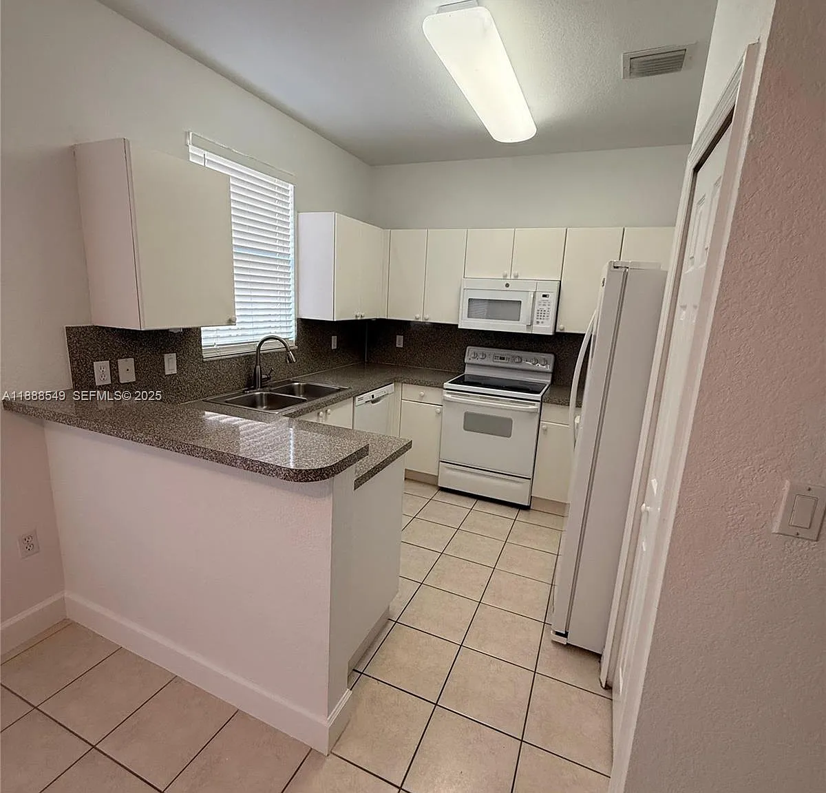 3 bed, 1452 sqft, $2,990 — Photo 2