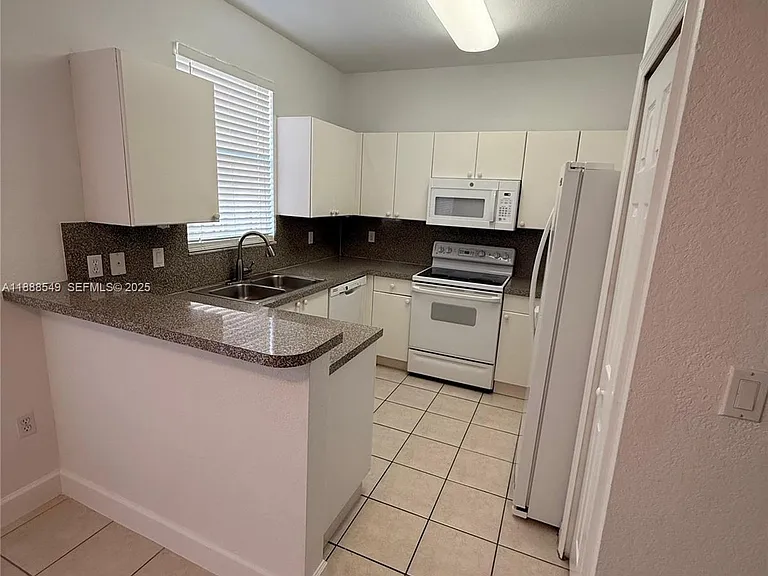 12185 SW 125th Ct — Photo 2