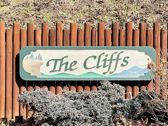 3rd image of 24 Hawthorne Dr