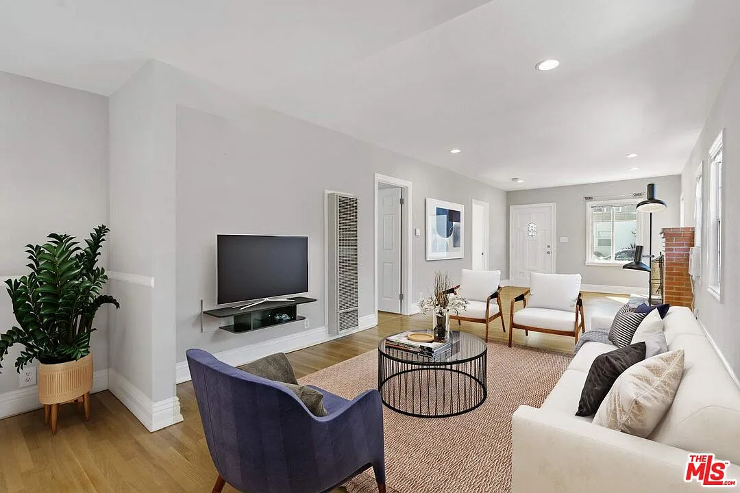3 bed, 2.0 bath, 1518 sqft, $6,200 — Photo 2