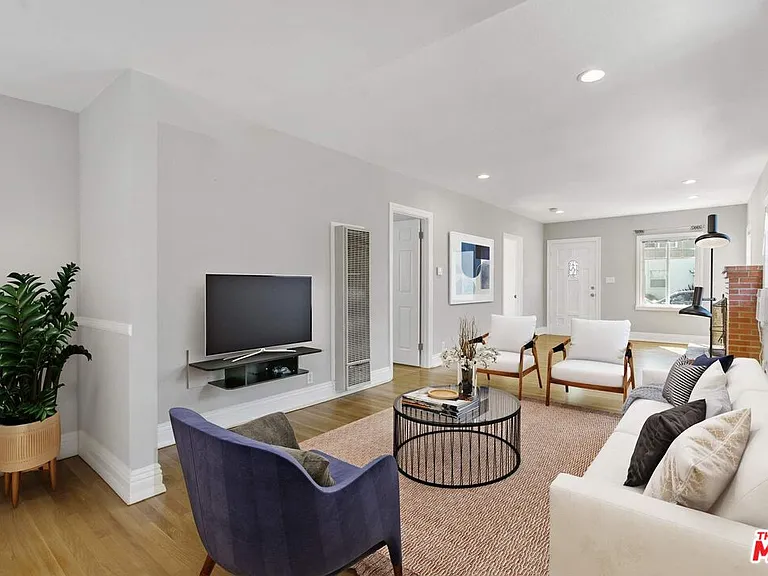 4058 Wade St — Photo 2