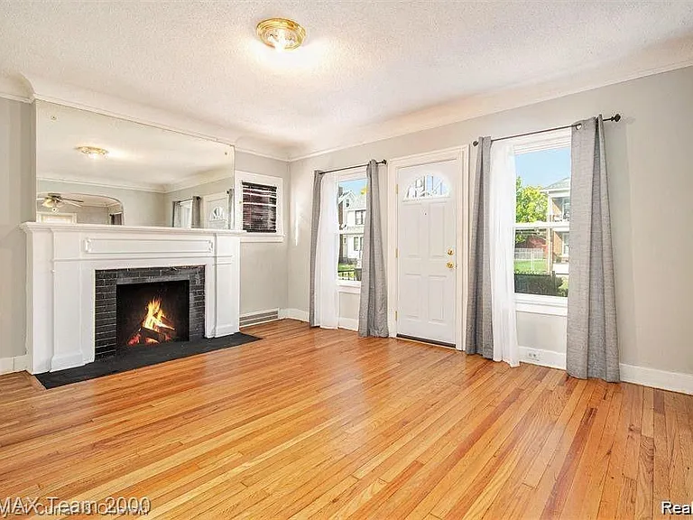 2327 Sturtevant St — Photo 2