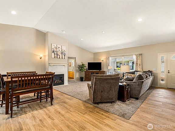 4th image of 1380 Eastmont Avenue #1402