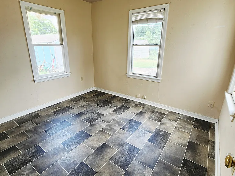 2407 SW B Ave — Photo 3