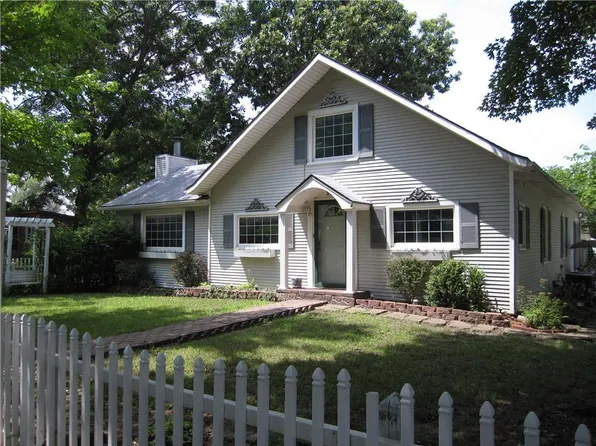 220 E McCarty St, Edgerton, KS 66021