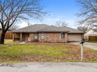 413 Maplewood St, Azle, TX 76020