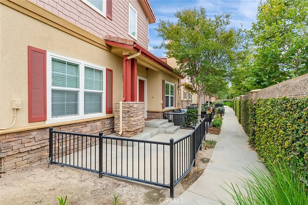 3 bed, 2.5 bath, 1693 sqft, $3,200 — Photo 2