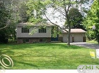 9346 Wild Oaks Cir, South Lyon, MI 48178