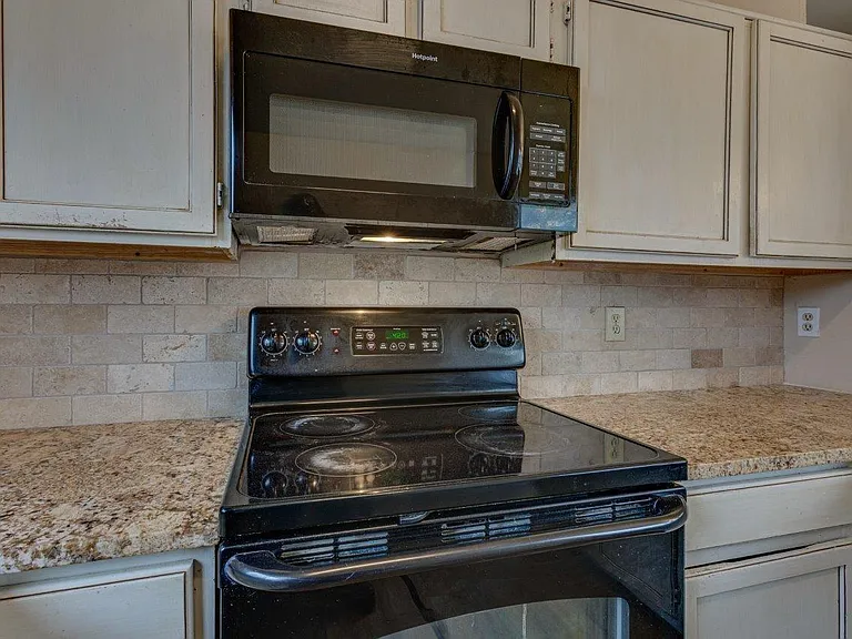 10611 Woodleaf Dr — Photo 22
