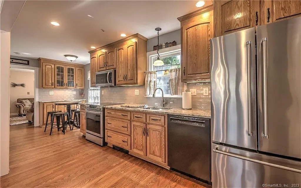 3 bed, 2249 sqft, $4,000 — Photo 3