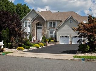 6 Spruce Meadows Dr, Monroe Township, NJ 08831