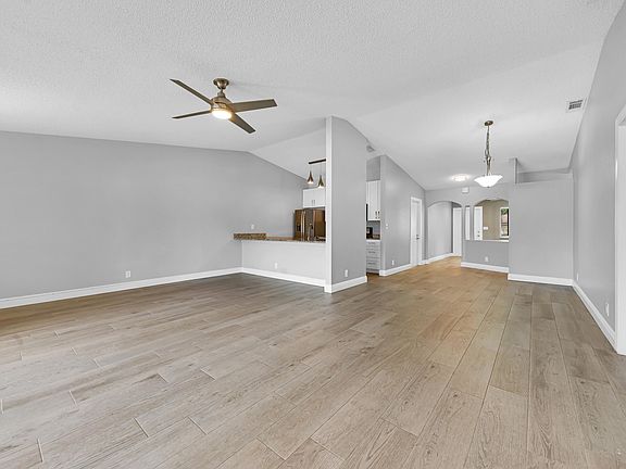 4th image of 4 Westminster Ln