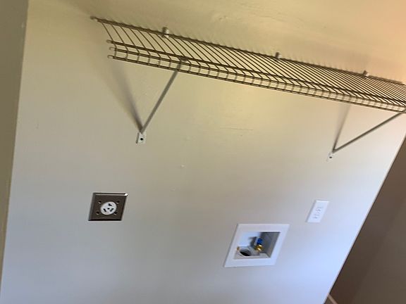 5th image of 190 Angela Dr