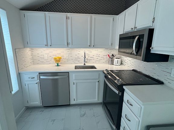 5th image of 947 Ocean Blvd #10