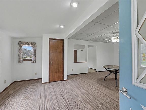 4th image of 21 E Linn St