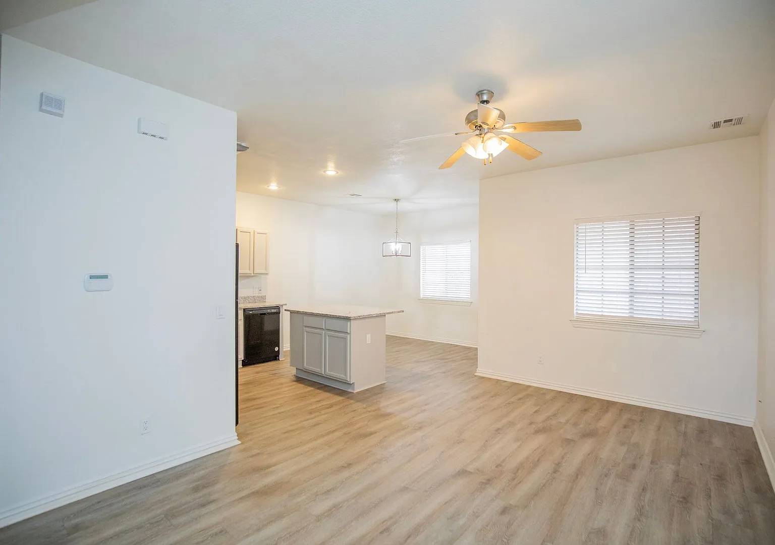 786 W. Breeze Cove — Photo 4