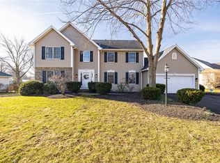 5 Waterbury Ln, Rochester, NY 14625