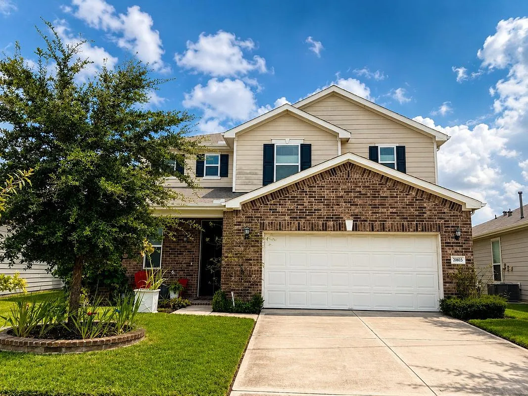 3 bed, 3.0 bath, 2492 sqft, $2,400 — Photo 1