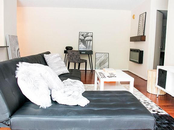 modern living space w/plenty of natural light ...