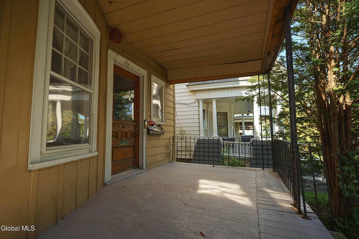 5 bed, 1.5 bath, 1644 sqft, $2,300 — Photo 4