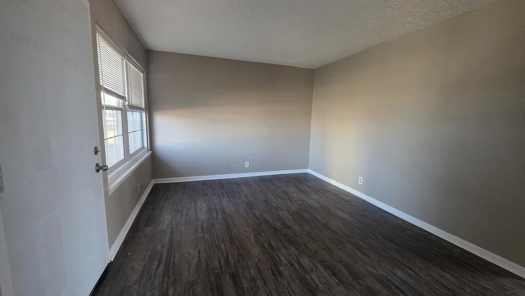 2 bed, 1.0 bath, 942 sqft, $1,150 — Photo 3