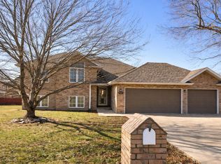 2401 S April Avenue, Springfield, MO 65807