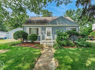 2669 Voorheis Rd, Waterford, MI 48328