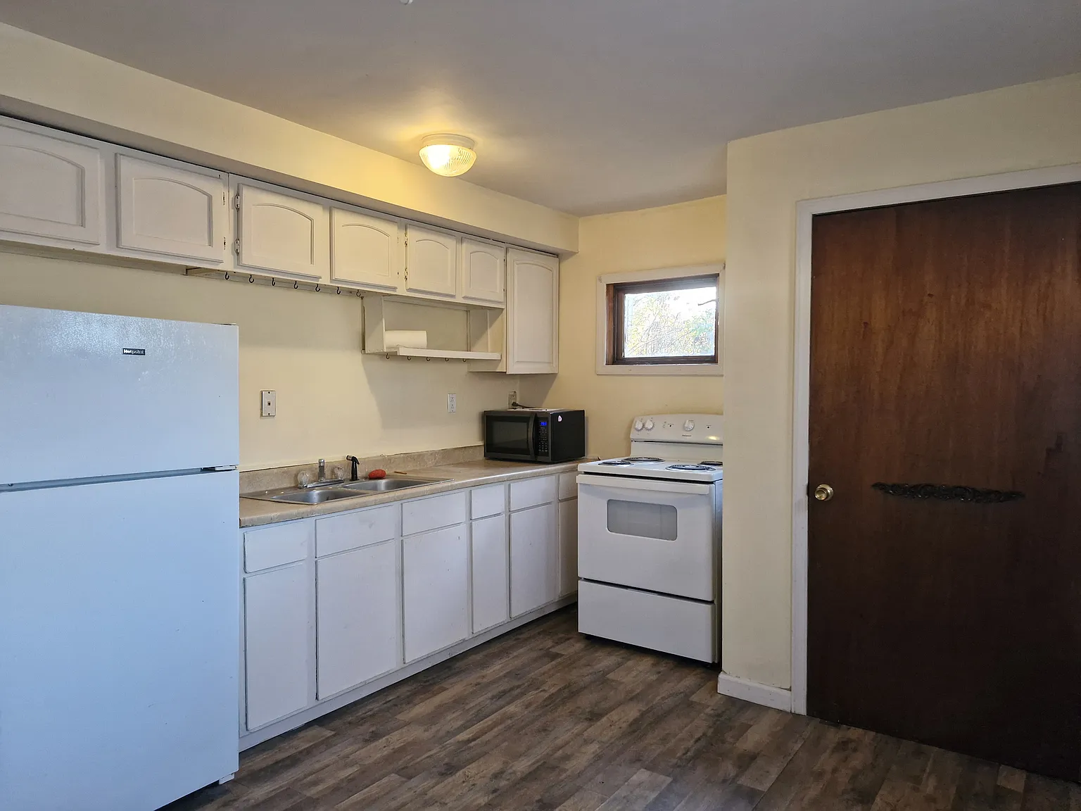 3 bed, 1.5 bath, 940 sqft, $990 — Photo 2