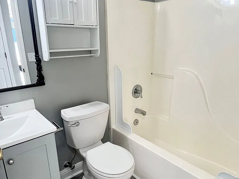Two bedroom, one bath apartment in Burlington — Photo 15