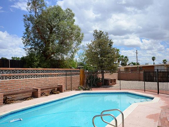 Pool- built-in seating